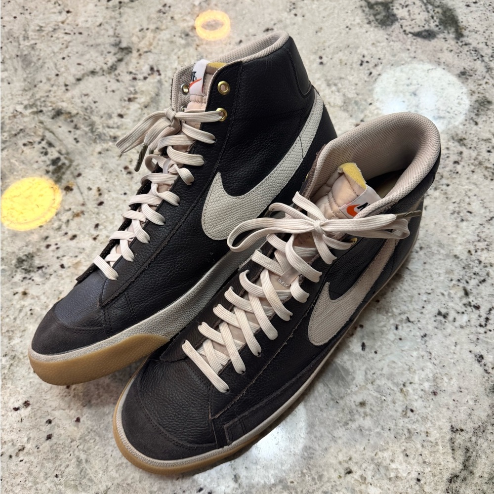 Nike Black Sneakers with High-Top Design and Light Accents - Picture 2 of 5